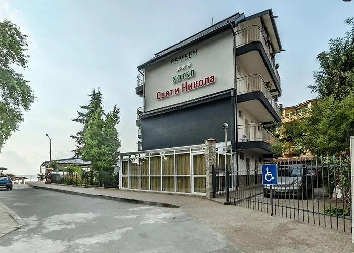 свети никола каваците - плаж и Хотел